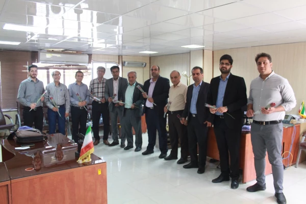 به مناسبت روز معلم؛
اساتید و کارکنان دانشگاه فرهنگیان با اهدای گل تجلیل شدند 15