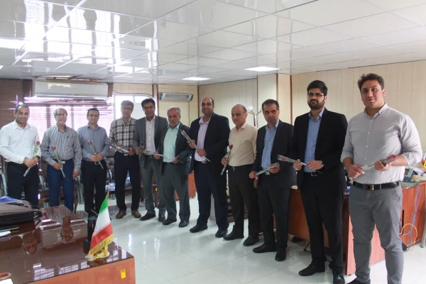 به مناسبت روز معلم؛
اساتید و کارکنان دانشگاه فرهنگیان با اهدای گل تجلیل شدند 16