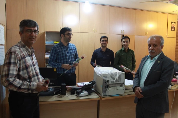 به مناسبت روز معلم؛
اساتید و کارکنان دانشگاه فرهنگیان با اهدای گل تجلیل شدند 17