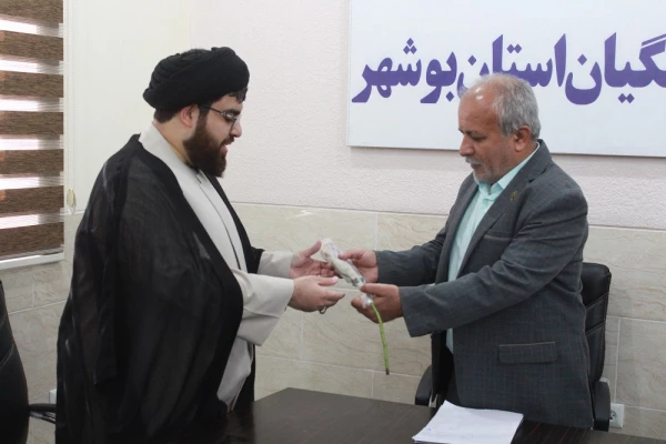 به مناسبت روز معلم؛
اساتید و کارکنان دانشگاه فرهنگیان با اهدای گل تجلیل شدند 18