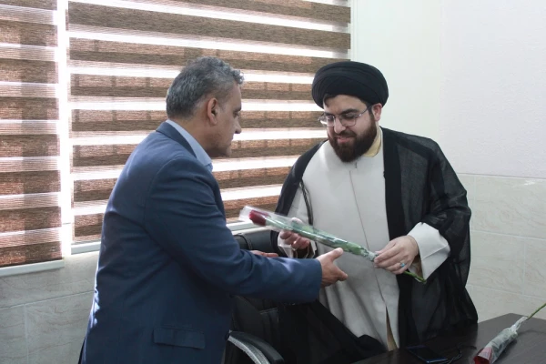 به مناسبت روز معلم؛
اساتید و کارکنان دانشگاه فرهنگیان با اهدای گل تجلیل شدند 19