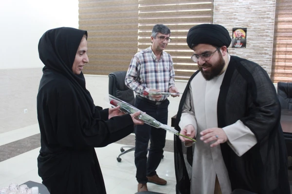 به مناسبت روز معلم؛
اساتید و کارکنان دانشگاه فرهنگیان با اهدای گل تجلیل شدند 20