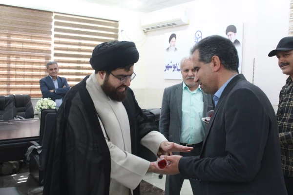 به مناسبت روز معلم؛
اساتید و کارکنان دانشگاه فرهنگیان با اهدای گل تجلیل شدند 25