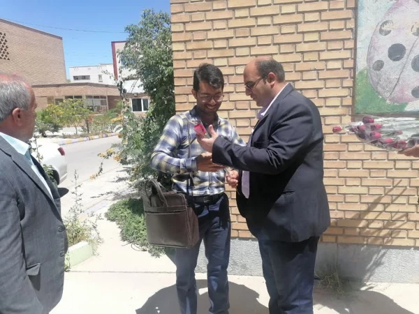 به مناسبت روز معلم؛
اساتید و کارکنان دانشگاه فرهنگیان با اهدای گل تجلیل شدند 2