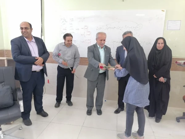 به مناسبت روز معلم؛
اساتید و کارکنان دانشگاه فرهنگیان با اهدای گل تجلیل شدند 3