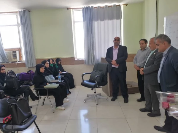 به مناسبت روز معلم؛
اساتید و کارکنان دانشگاه فرهنگیان با اهدای گل تجلیل شدند 4