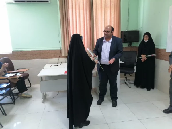 به مناسبت روز معلم؛
اساتید و کارکنان دانشگاه فرهنگیان با اهدای گل تجلیل شدند 5