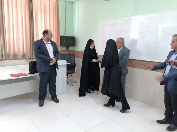 به مناسبت روز معلم؛
اساتید و کارکنان دانشگاه فرهنگیان با اهدای گل تجلیل شدند 6