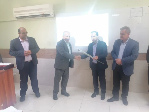 به مناسبت روز معلم؛
اساتید و کارکنان دانشگاه فرهنگیان با اهدای گل تجلیل شدند 7