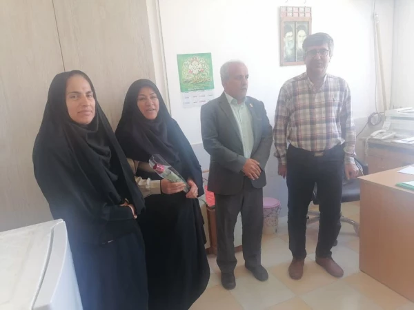 به مناسبت روز معلم؛
اساتید و کارکنان دانشگاه فرهنگیان با اهدای گل تجلیل شدند 8