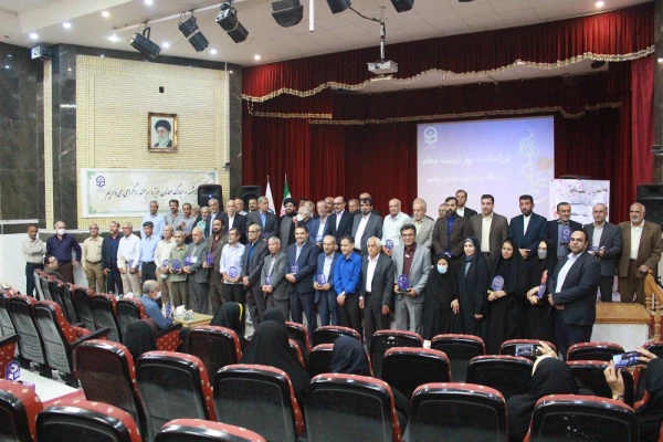 مدیرکل سیاسی، انتخابات و تقسیمات کشوری استانداری بوشهر:
معلمان رسالت راهبردی در تربیت نسل آینده دارند 2