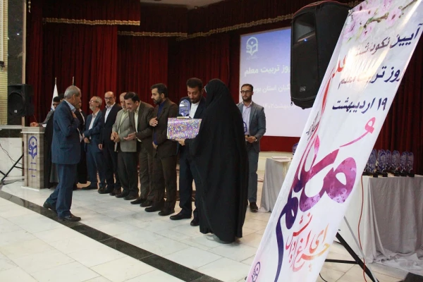 مدیرکل سیاسی، انتخابات و تقسیمات کشوری استانداری بوشهر:
معلمان رسالت راهبردی در تربیت نسل آینده دارند 7