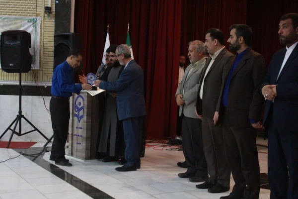 مدیرکل سیاسی، انتخابات و تقسیمات کشوری استانداری بوشهر:
معلمان رسالت راهبردی در تربیت نسل آینده دارند 8