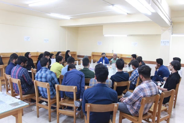 با حضور معاون آموزشی، فرهنگی و پژوهشی پردیس علامه طباطبایی بوشهر؛
نشست کتابخوانی دوستداران کتاب این پردیس برگزار شد 5