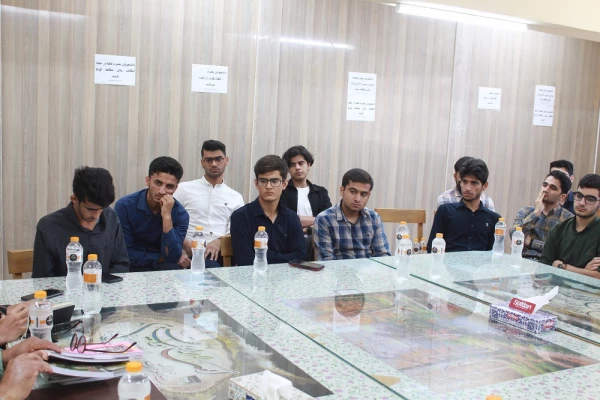 با حضور معاون آموزشی، فرهنگی و پژوهشی پردیس علامه طباطبایی بوشهر؛
نشست کتابخوانی دوستداران کتاب این پردیس برگزار شد 10