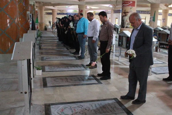 به مناسب هفته عفاف و حجاب برگزار شد:
آئین تجدید میثاق با شهدا مجموعه دانشگاه فرهنگیان استان بوشهر 4