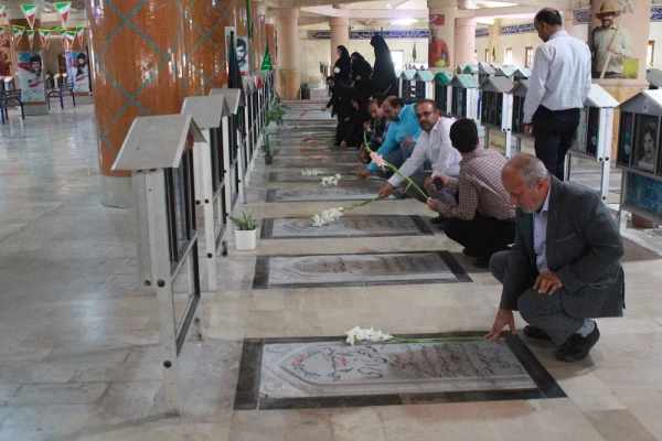 به مناسب هفته عفاف و حجاب برگزار شد:
آئین تجدید میثاق با شهدا مجموعه دانشگاه فرهنگیان استان بوشهر 5