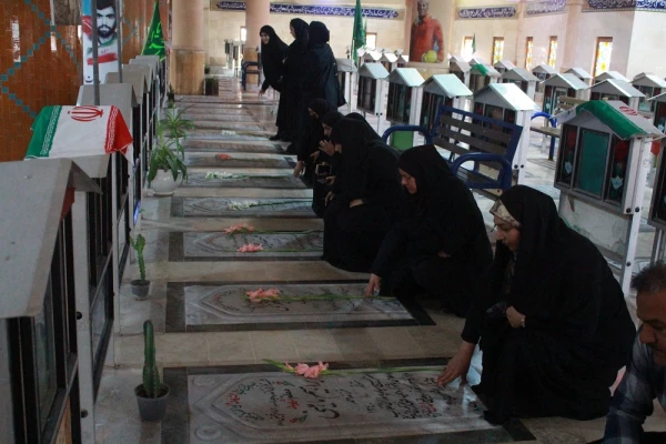 به مناسب هفته عفاف و حجاب برگزار شد:
آئین تجدید میثاق با شهدا مجموعه دانشگاه فرهنگیان استان بوشهر 6