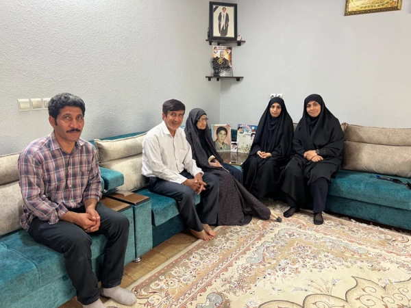 رئیس دانشگاه فرهنگیان استان بوشهر خبر داد: 
دیدار اعضای کارگروه شهدای دانشگاه با خانواده دو شهید دانشجومعلم 4