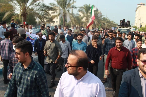 با حضور باشکوه مسئولان، کارکنان، اساتید و دانشجومعلمان دانشگاه فرهنگیان استان بوشهر؛
راهپیمایی 13 آبان در بوشهر برگزار شد 7