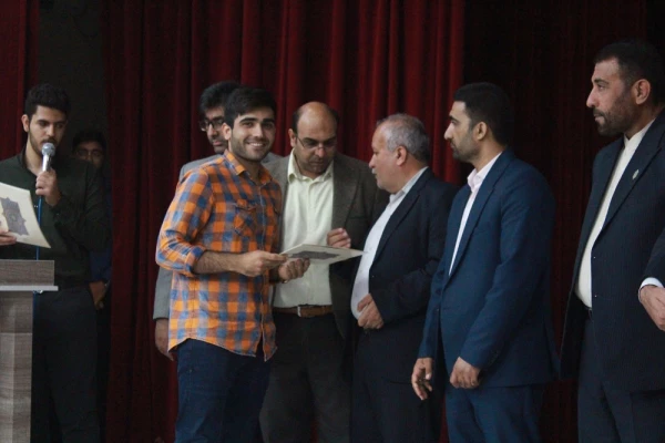 با حضور استاندار بوشهر و همزمان با تشییع پیکر شهید خوشنام؛
آئین بزرگداشت روز دانشجو در پردیس علامه طباطبایی برگزار شد 36