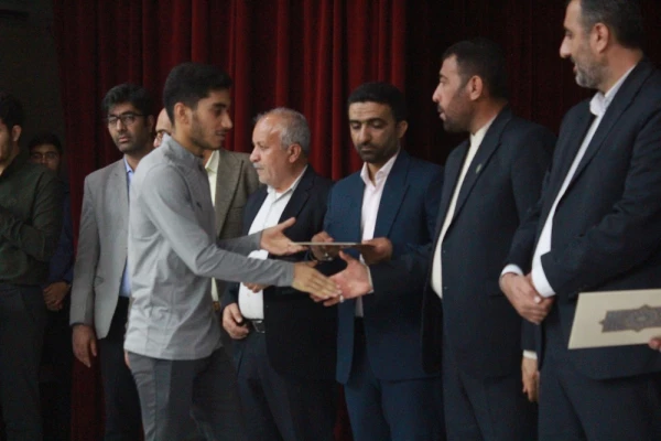 با حضور استاندار بوشهر و همزمان با تشییع پیکر شهید خوشنام؛
آئین بزرگداشت روز دانشجو در پردیس علامه طباطبایی برگزار شد 37