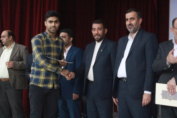 با حضور استاندار بوشهر و همزمان با تشییع پیکر شهید خوشنام؛
آئین بزرگداشت روز دانشجو در پردیس علامه طباطبایی برگزار شد 46