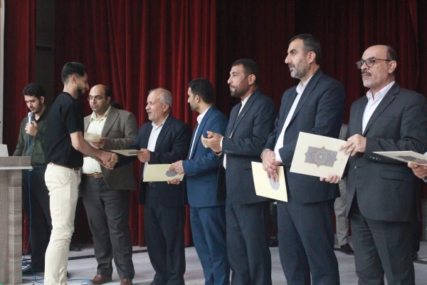 با حضور استاندار بوشهر و همزمان با تشییع پیکر شهید خوشنام؛
آئین بزرگداشت روز دانشجو در پردیس علامه طباطبایی برگزار شد 47