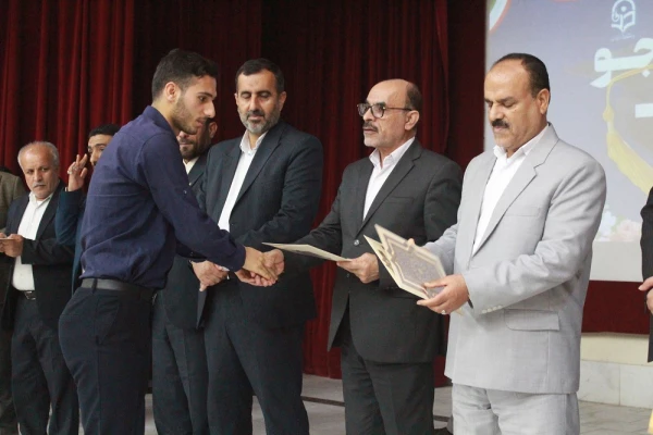 با حضور استاندار بوشهر و همزمان با تشییع پیکر شهید خوشنام؛
آئین بزرگداشت روز دانشجو در پردیس علامه طباطبایی برگزار شد 38