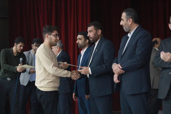 با حضور استاندار بوشهر و همزمان با تشییع پیکر شهید خوشنام؛
آئین بزرگداشت روز دانشجو در پردیس علامه طباطبایی برگزار شد 48