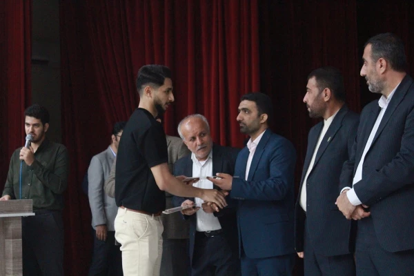 با حضور استاندار بوشهر و همزمان با تشییع پیکر شهید خوشنام؛
آئین بزرگداشت روز دانشجو در پردیس علامه طباطبایی برگزار شد 39