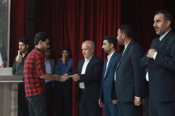 با حضور استاندار بوشهر و همزمان با تشییع پیکر شهید خوشنام؛
آئین بزرگداشت روز دانشجو در پردیس علامه طباطبایی برگزار شد 49