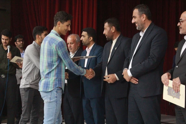 با حضور استاندار بوشهر و همزمان با تشییع پیکر شهید خوشنام؛
آئین بزرگداشت روز دانشجو در پردیس علامه طباطبایی برگزار شد 40