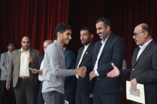 با حضور استاندار بوشهر و همزمان با تشییع پیکر شهید خوشنام؛
آئین بزرگداشت روز دانشجو در پردیس علامه طباطبایی برگزار شد 41