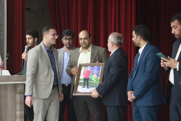 با حضور استاندار بوشهر و همزمان با تشییع پیکر شهید خوشنام؛
آئین بزرگداشت روز دانشجو در پردیس علامه طباطبایی برگزار شد 34