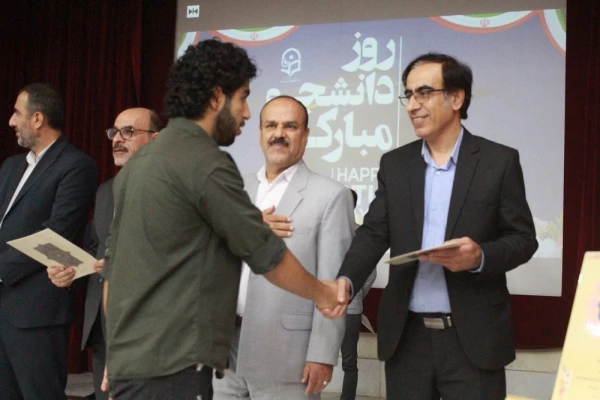 با حضور استاندار بوشهر و همزمان با تشییع پیکر شهید خوشنام؛
آئین بزرگداشت روز دانشجو در پردیس علامه طباطبایی برگزار شد 44