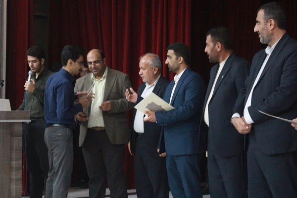 با حضور استاندار بوشهر و همزمان با تشییع پیکر شهید خوشنام؛
آئین بزرگداشت روز دانشجو در پردیس علامه طباطبایی برگزار شد 45