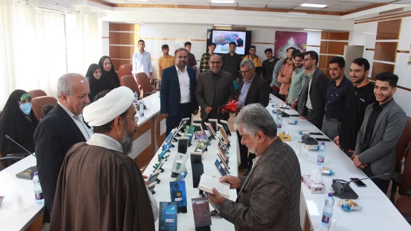 با حضور مدیرکل فرهنگ و ارشاد اسلامی استان بوشهر؛
رونمایی از مجموعه 40 جلدی ره نامه مقام معظم رهبری دردانشگاه فرهنگیان بوشهر  2