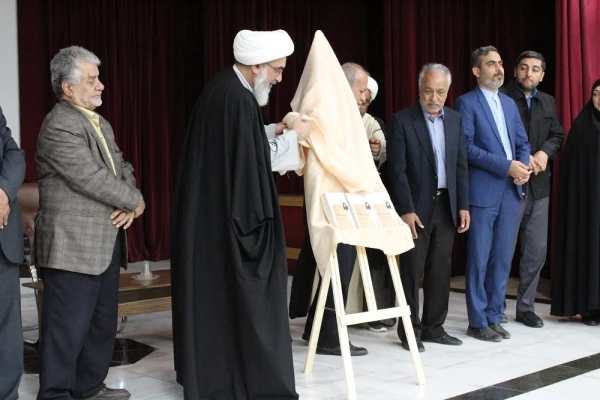 با حضور نماینده ولی فقیه در استان و امام جمعه بوشهر؛
برگزاری آئین بزرگداشت بی بی فطوم بلادی نخستین زن صاحب دیوان در بوشهر/ رونمایی از مجموعه اشعار بی بی فطوم بلادی 2