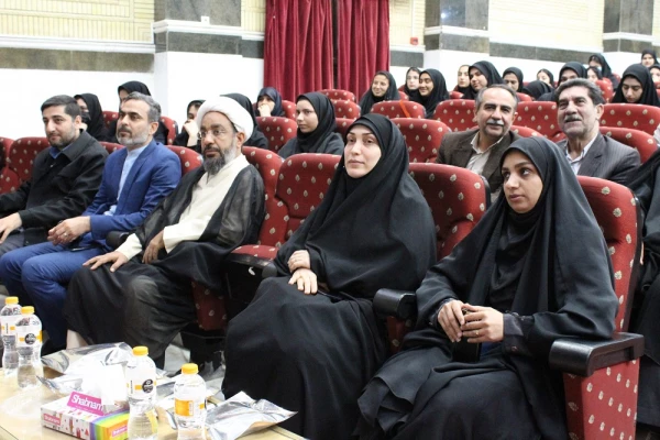 با حضور نماینده ولی فقیه در استان و امام جمعه بوشهر؛
برگزاری آئین بزرگداشت بی بی فطوم بلادی نخستین زن صاحب دیوان در بوشهر/ رونمایی از مجموعه اشعار بی بی فطوم بلادی 7