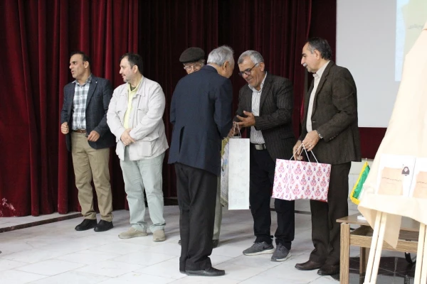 با حضور نماینده ولی فقیه در استان و امام جمعه بوشهر؛
برگزاری آئین بزرگداشت بی بی فطوم بلادی نخستین زن صاحب دیوان در بوشهر/ رونمایی از مجموعه اشعار بی بی فطوم بلادی 14