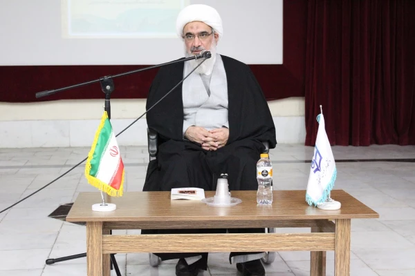 با حضور نماینده ولی فقیه در استان و امام جمعه بوشهر؛
برگزاری آئین بزرگداشت بی بی فطوم بلادی نخستین زن صاحب دیوان در بوشهر/ رونمایی از مجموعه اشعار بی بی فطوم بلادی 10