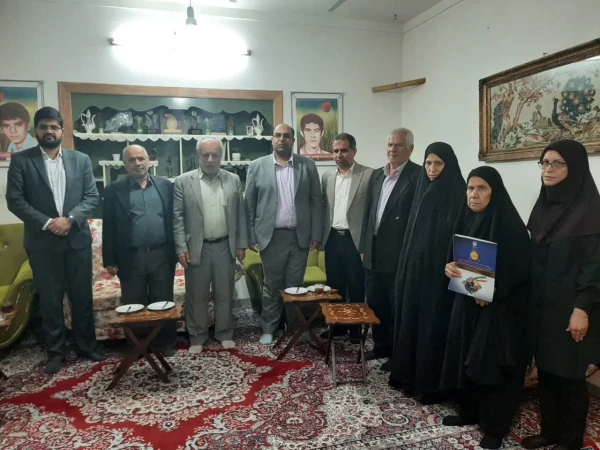 به مناسبت روز بزرگداشت شهدا؛ 
دیدار مسئولان دانشگاه فرهنگیان استان بوشهر با خانواده شهید محمدی باغملایی  2