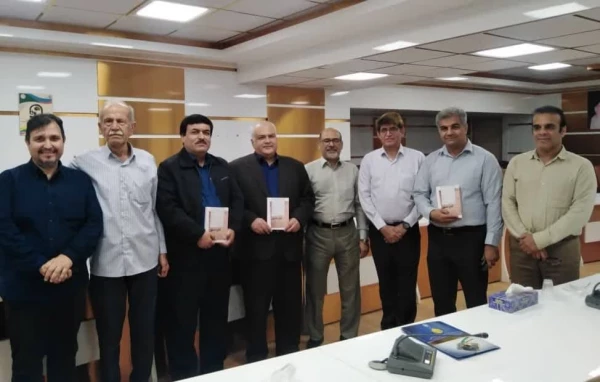 با حضور جامعه ادبی و علمی استان بوشهر؛
از کتاب پژوهشی فایز مفتون در دانشگاه فرهنگیان بوشهر رونمایی شد 6