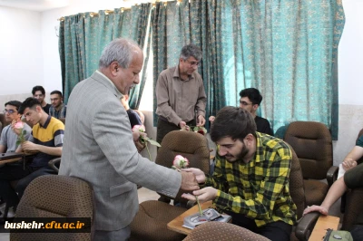 همزمان با آغاز سال تحصیلی در دانشگاه فرهنگیان استان بوشهر؛
اهدای گل به دانشجومعلمان توسط رئیس دانشگاه در کلاس های درس پردیس ها