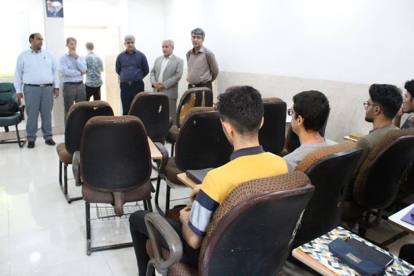 همزمان با آغاز سال تحصیلی در دانشگاه فرهنگیان استان بوشهر؛
اهدای گل به دانشجومعلمان توسط رئیس دانشگاه در کلاس های درس پردیس ها 2