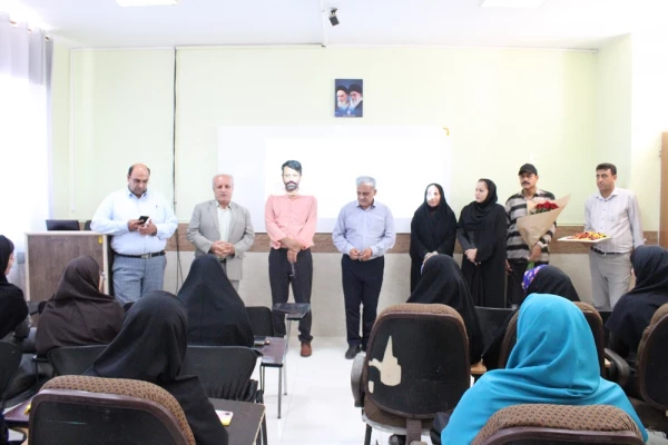 همزمان با آغاز سال تحصیلی در دانشگاه فرهنگیان استان بوشهر؛
اهدای گل به دانشجومعلمان توسط رئیس دانشگاه در کلاس های درس پردیس ها 3