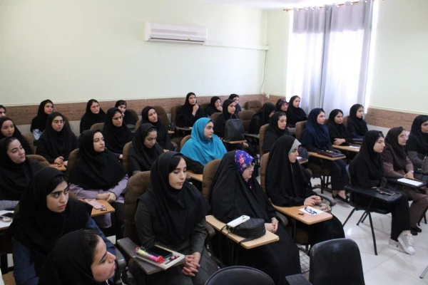 همزمان با آغاز سال تحصیلی در دانشگاه فرهنگیان استان بوشهر؛
اهدای گل به دانشجومعلمان توسط رئیس دانشگاه در کلاس های درس پردیس ها 4