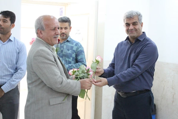 همزمان با آغاز سال تحصیلی در دانشگاه فرهنگیان استان بوشهر؛
اهدای گل به دانشجومعلمان توسط رئیس دانشگاه در کلاس های درس پردیس ها 2
