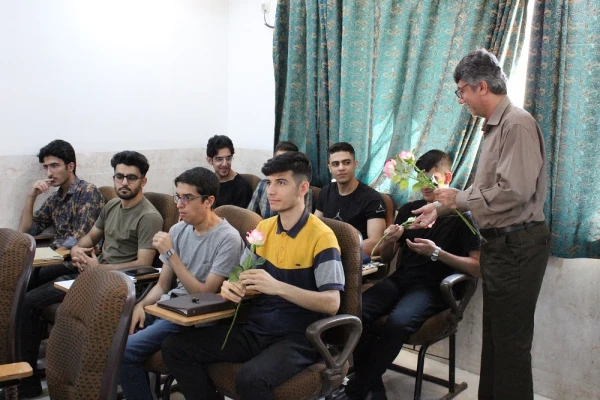 همزمان با آغاز سال تحصیلی در دانشگاه فرهنگیان استان بوشهر؛
اهدای گل به دانشجومعلمان توسط رئیس دانشگاه در کلاس های درس پردیس ها 3